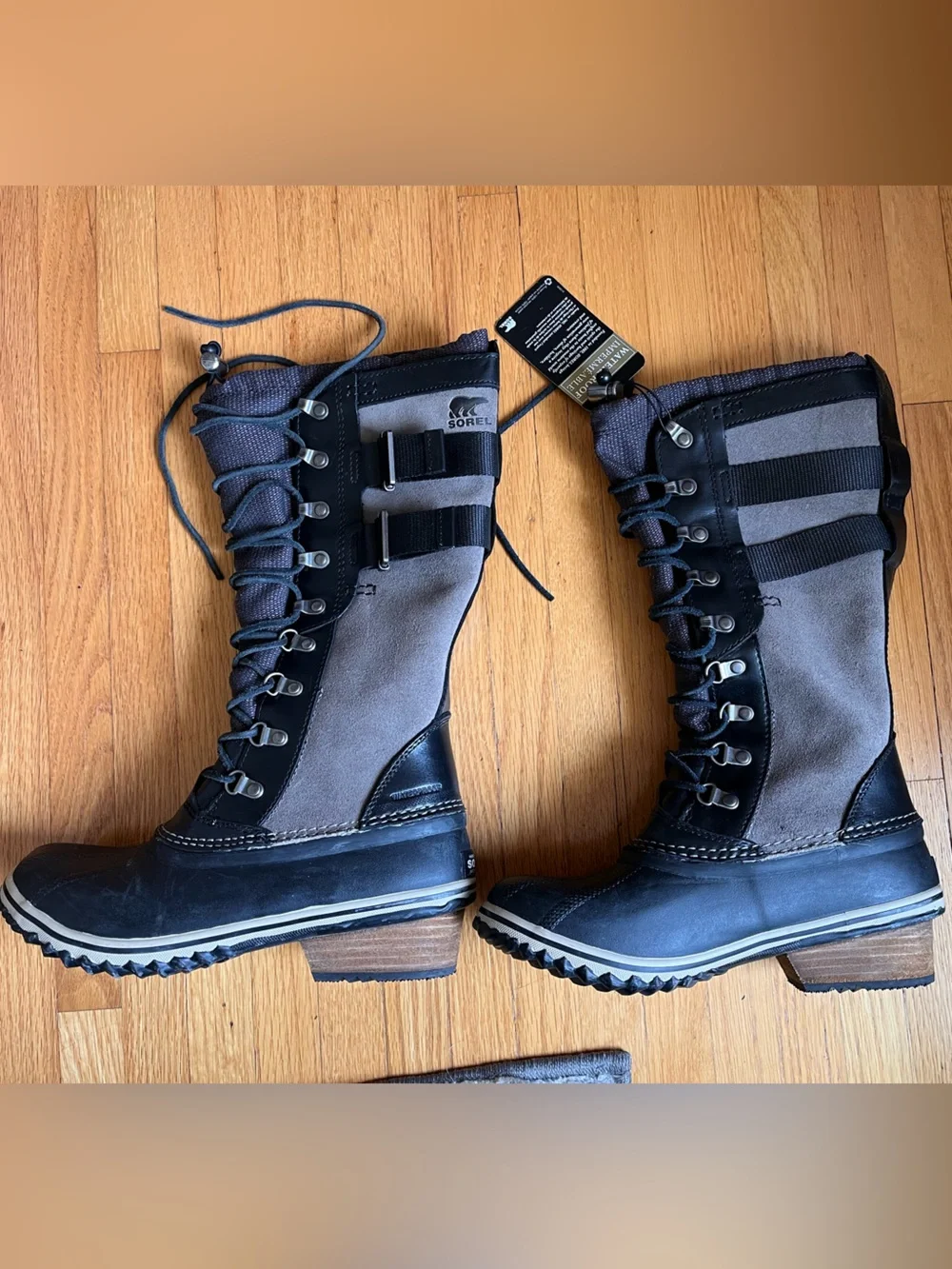 Sorel Conquest Carly II Lace-Up Winter Boots in Black Leather and Gray Suede 7